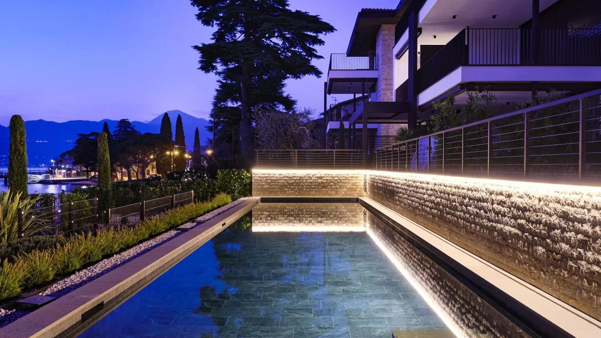 Salvatorehomes - Luxurious Dreamview Waterfront Apartment In Torri Del Benaco With Pool - Casa Azura - A 5 Star Luxury Collection At Lake Garda 0*,  Italy